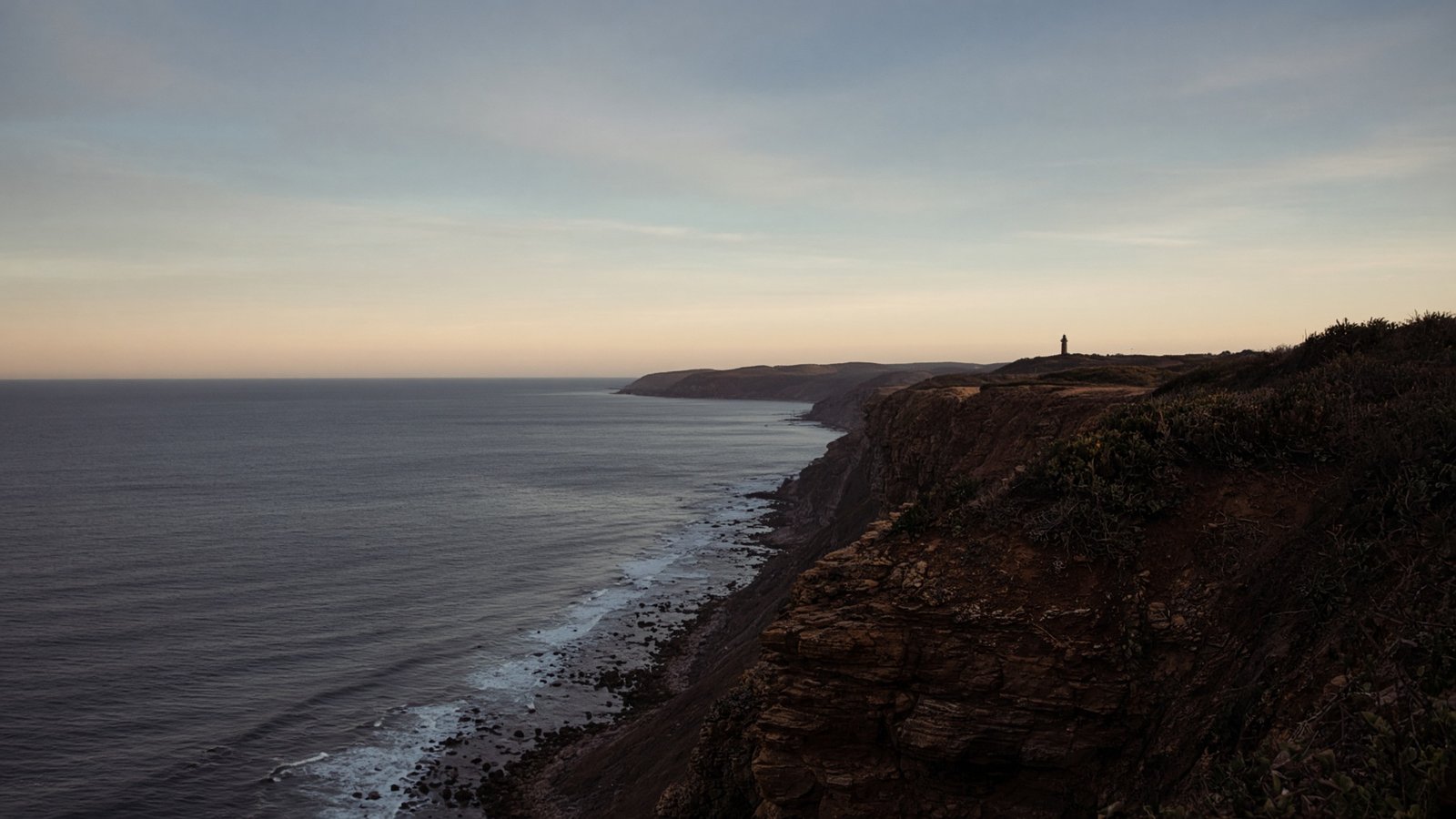 Falésia e oceano vistos ao entardecer